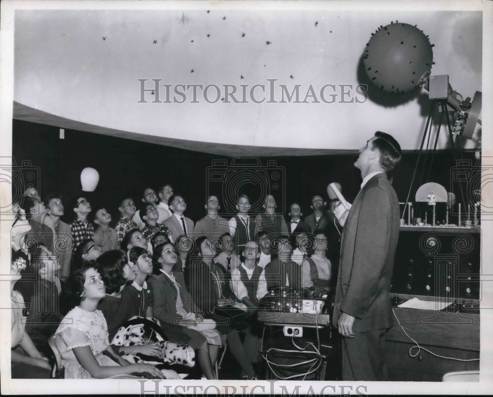 1961 Press Photo star formations are studies by 6th graders of Ridge-Brook
