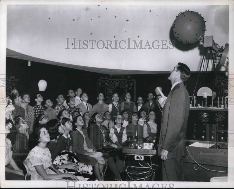 Load image into Gallery viewer, 1961 Press Photo star formations are studies by 6th graders of Ridge-Brook
