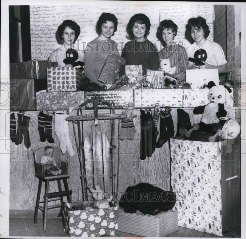 Load image into Gallery viewer, 1961 Press Photo Karen Kozak Dian Fuller Kaureen Courey Katherine Chaffin
