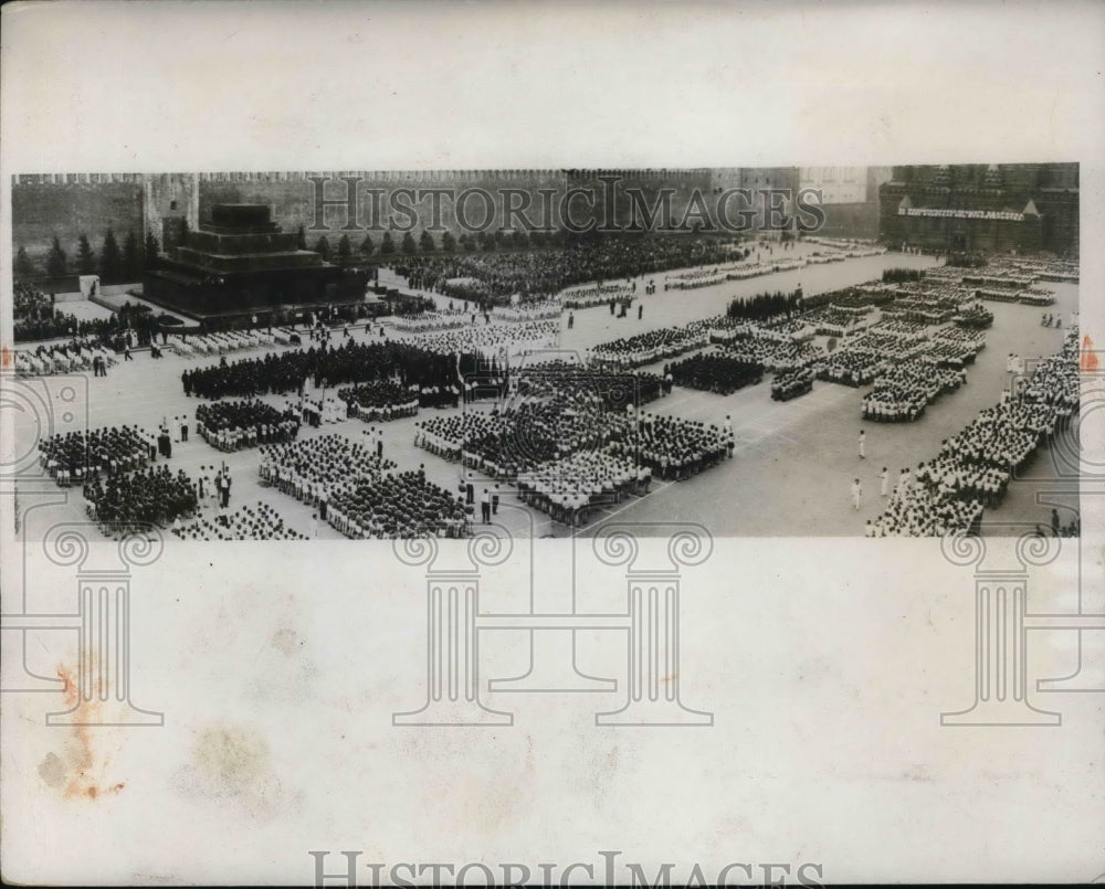 1932 Press Photo wearing uniforms of their respective athletic organizations