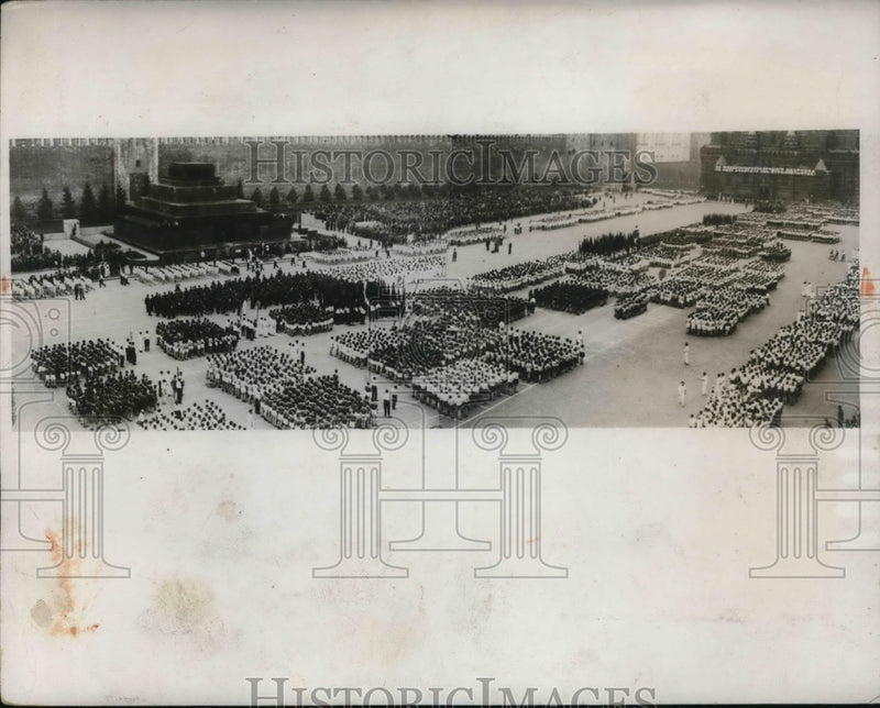 Load image into Gallery viewer, 1932 Press Photo wearing uniforms of their respective athletic organizations
