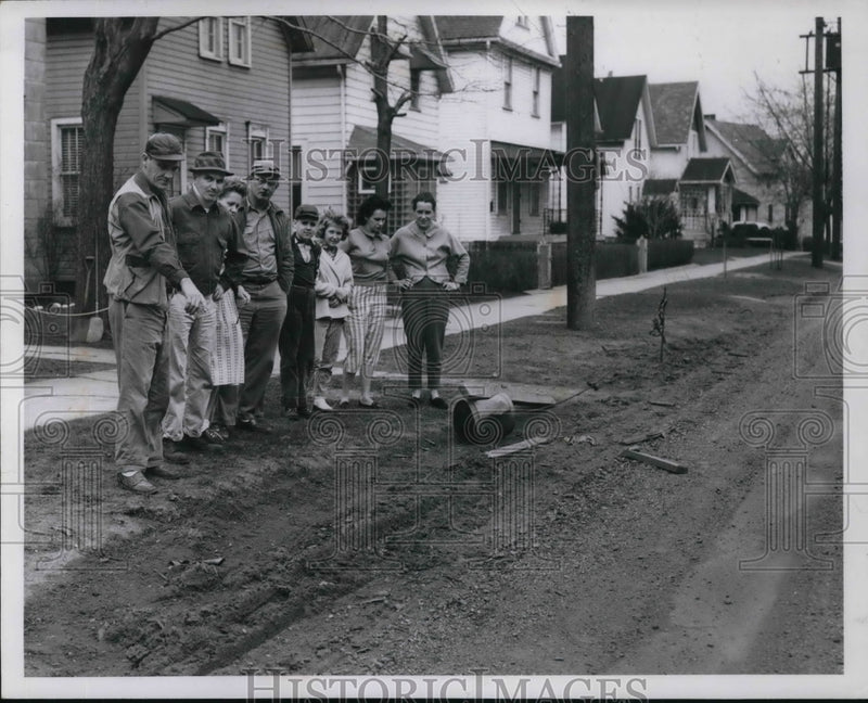 Load image into Gallery viewer, 1961 Press Photo Neighbors viewing the mess left by wreckers.

