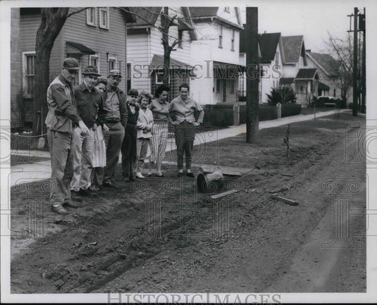 1961 Press Photo Neighbors viewing the mess left by wreckers.