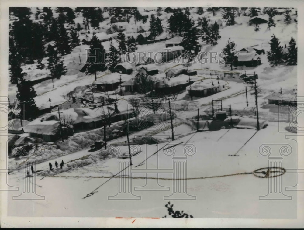 1952 Press Photo Men Set Panel For Planes To Drop Supplies To Snowed In Town