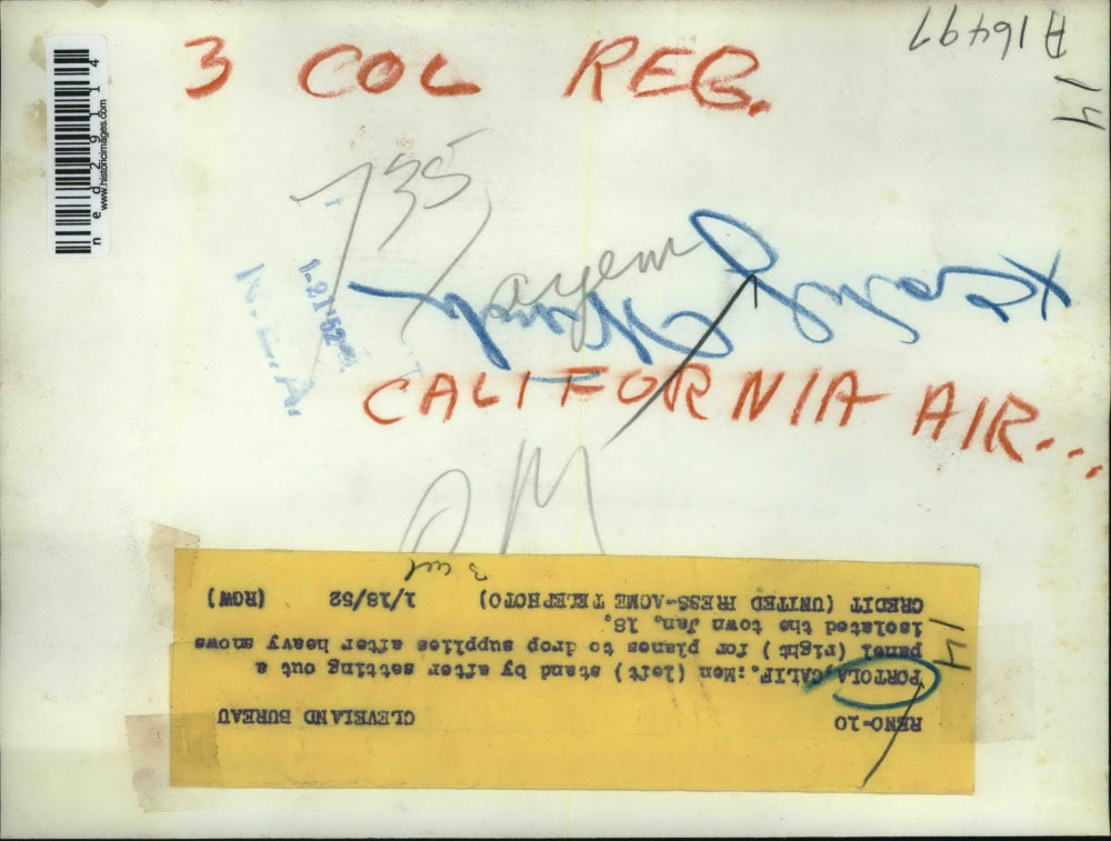 1952 Press Photo Men Set Panel For Planes To Drop Supplies To Snowed In Town