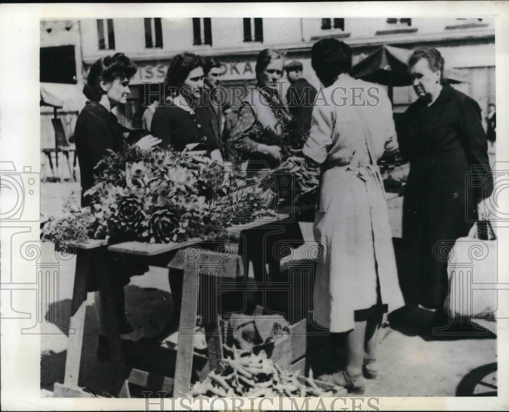 1944 Press Photo France French wpmen examine vegetable wares at a stand