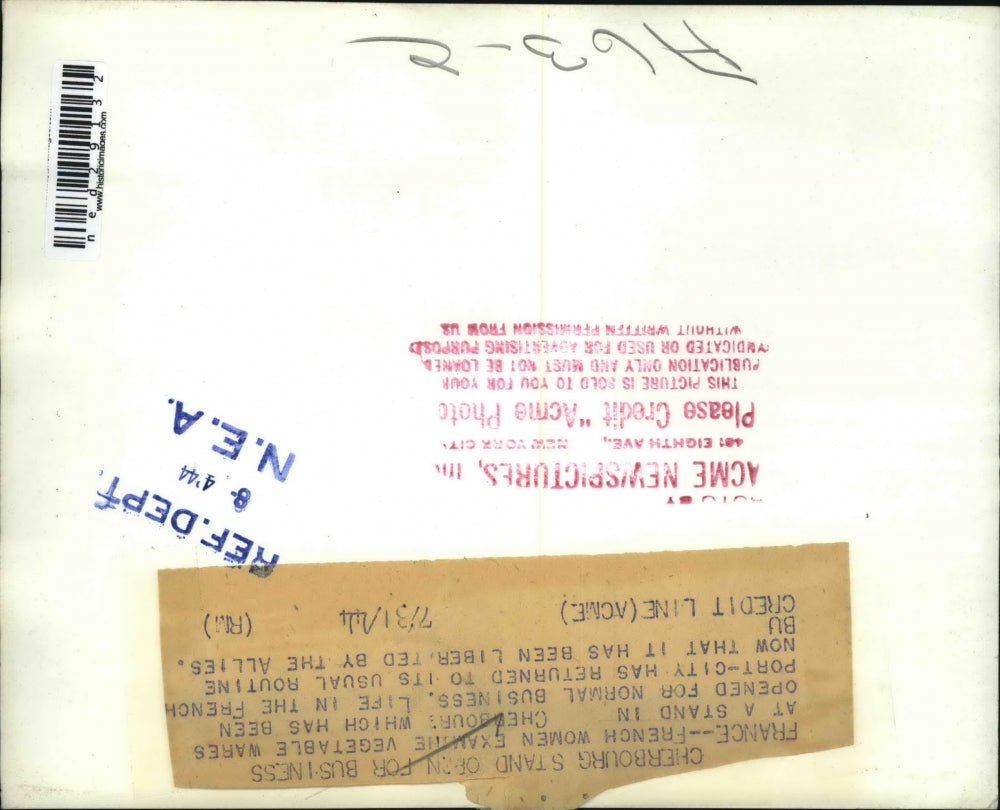 1944 Press Photo France French wpmen examine vegetable wares at a stand