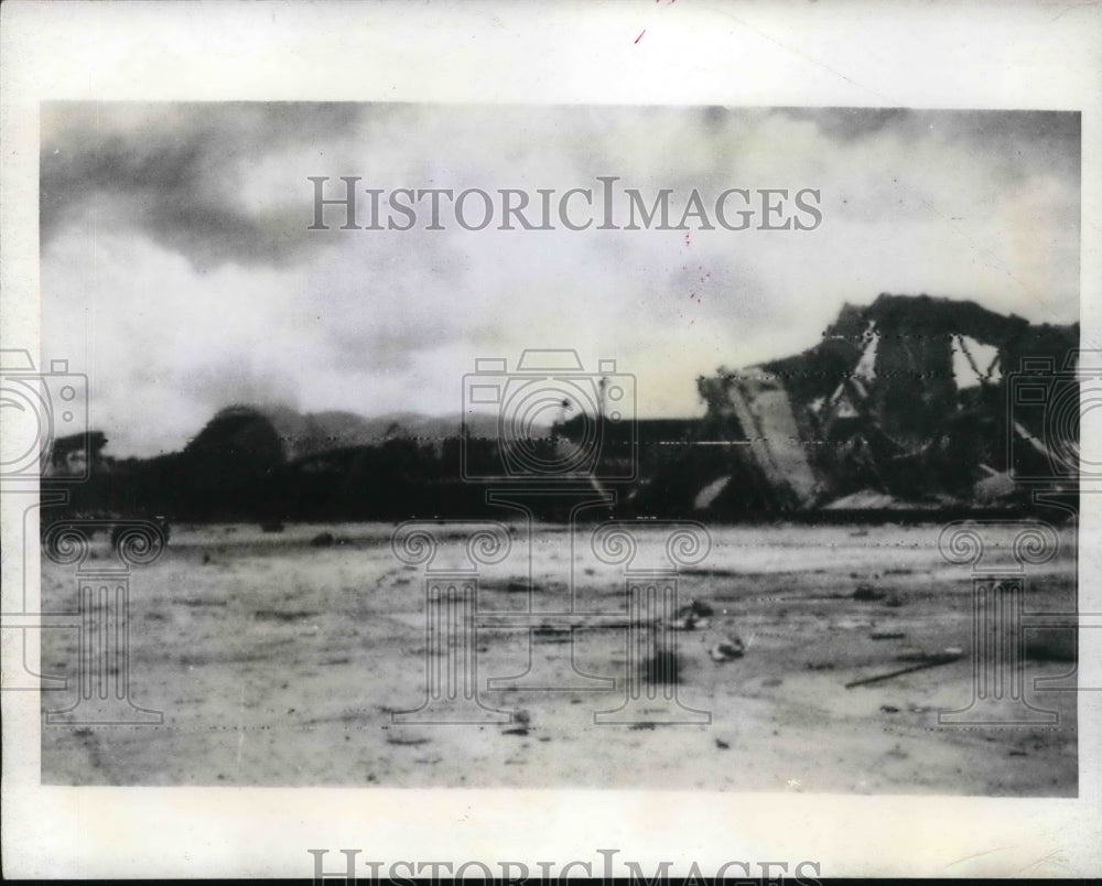 1944 Press Photo France this photo shows wreckage in dock area of Cherbourg
