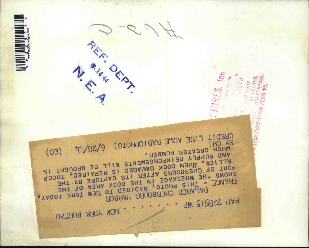 1944 Press Photo France this photo shows wreckage in dock area of Cherbourg