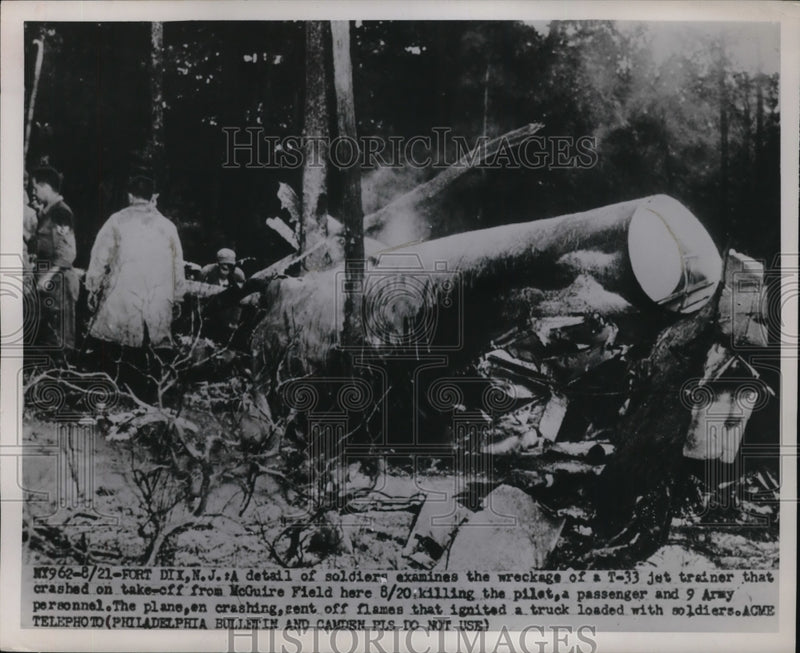 Load image into Gallery viewer, 1951 Press Photo Soldiers exemines wreckage of a T-33 trainer Plane crashed
