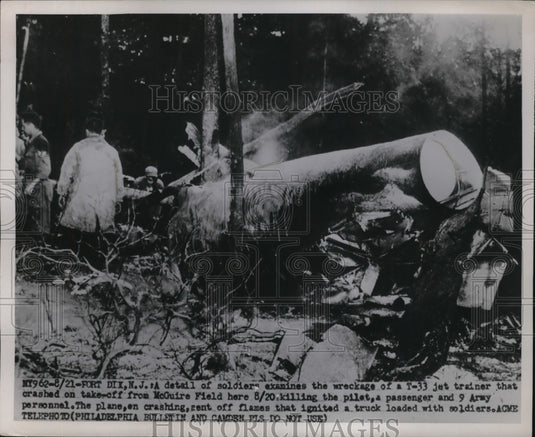 1951 Press Photo Soldiers exemines wreckage of a T-33 trainer Plane crashed