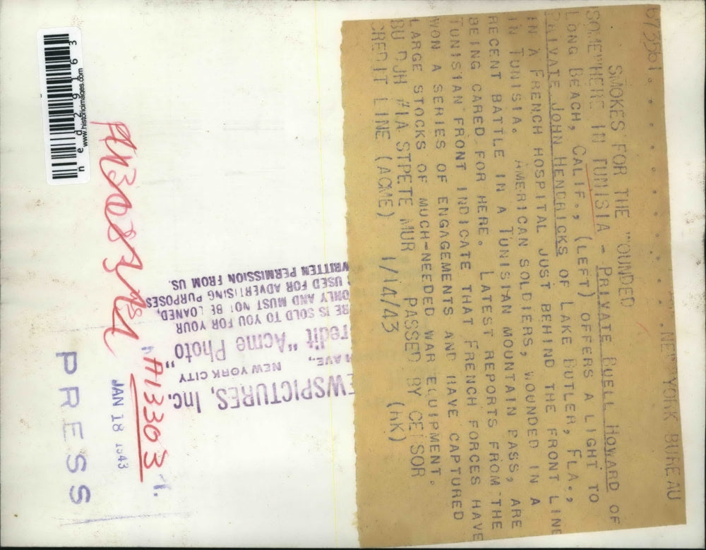 1943 Press Photo Private Buell Howard Offers A Light To Private John Hendricks