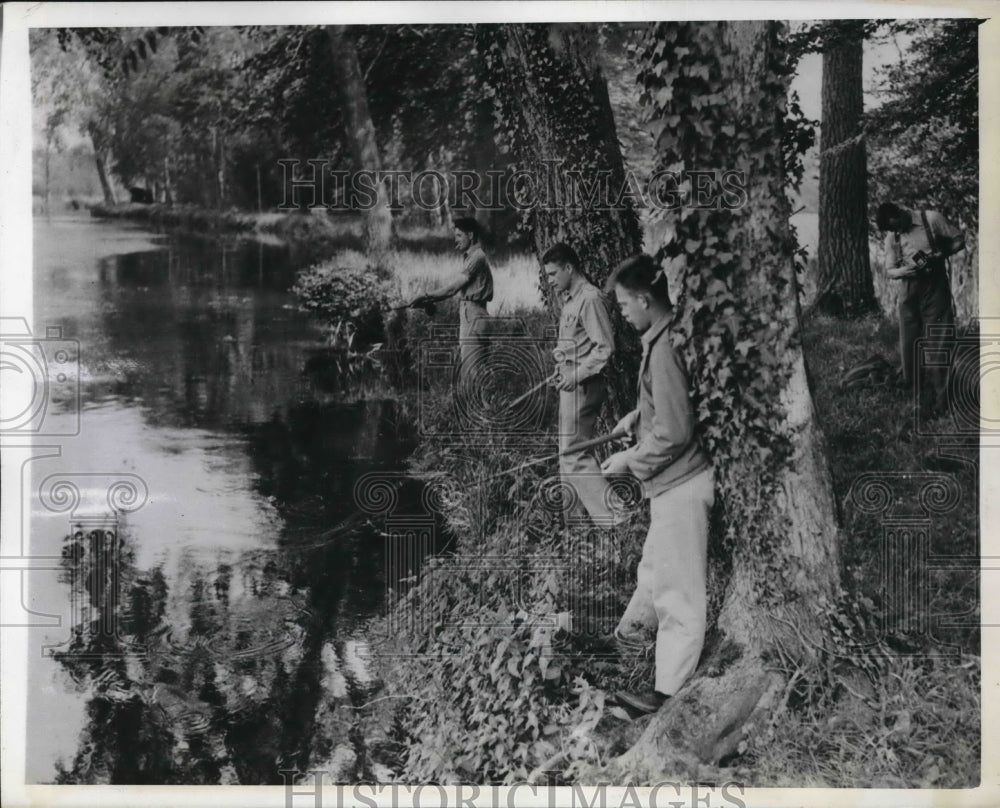 1943 Press Photo U.S. Fliers On Fatigue Go Fishing In Nearby Pond