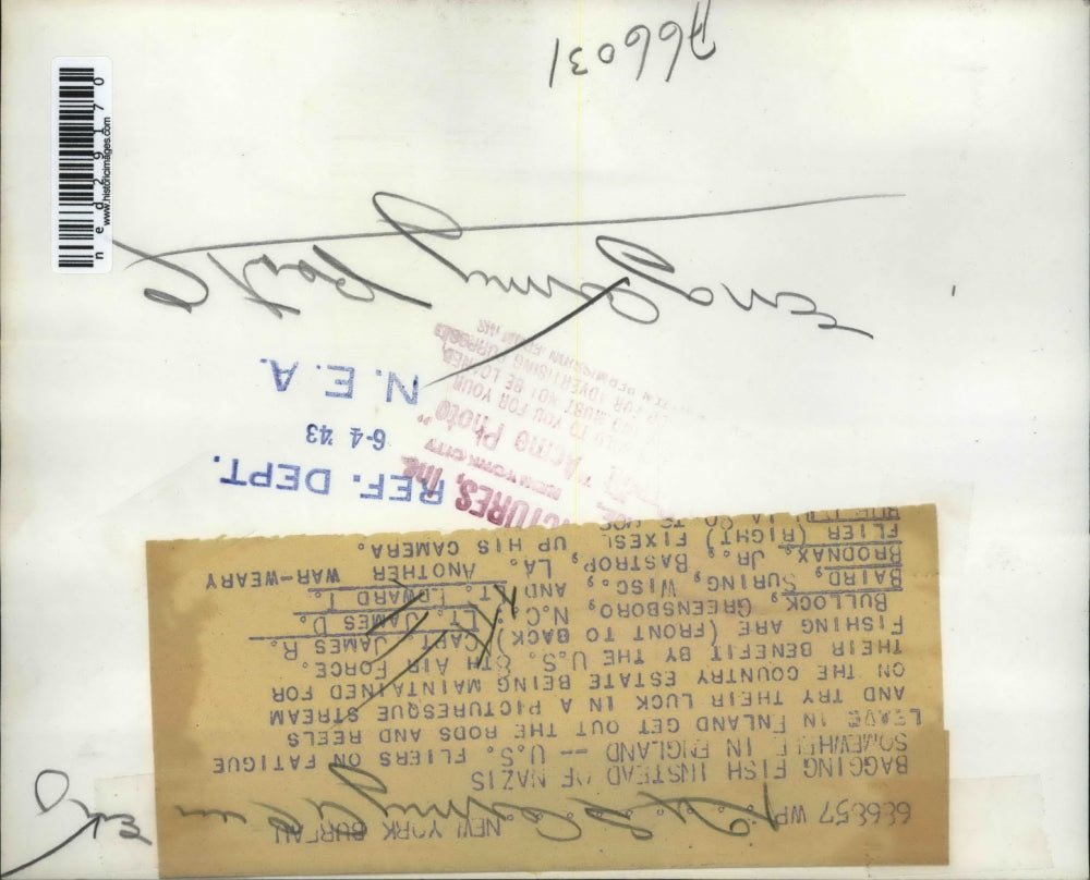 1943 Press Photo U.S. Fliers On Fatigue Go Fishing In Nearby Pond