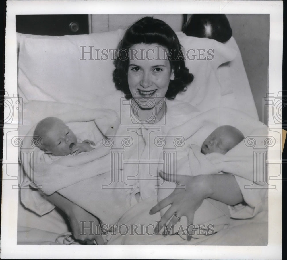 1942 Press Photo Mrs. Traub Gives Birth to Girls Peggy and Patricia Ann