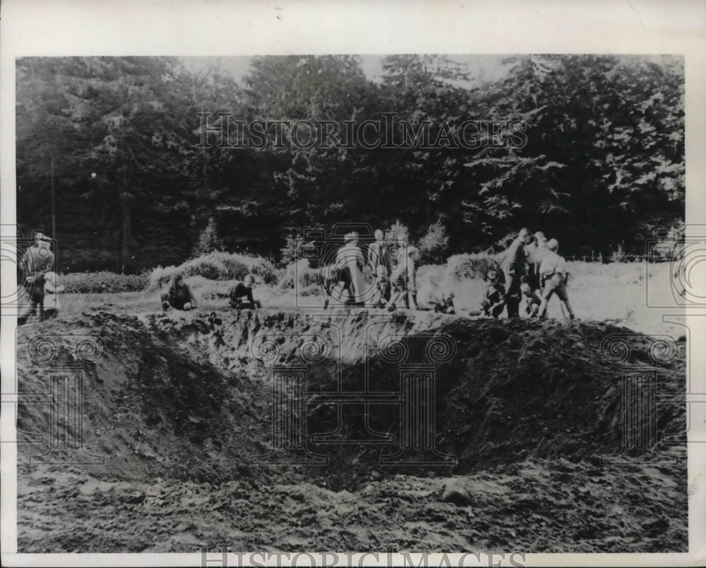 1940 Press Photo Children Play Near Crater in Bismarck