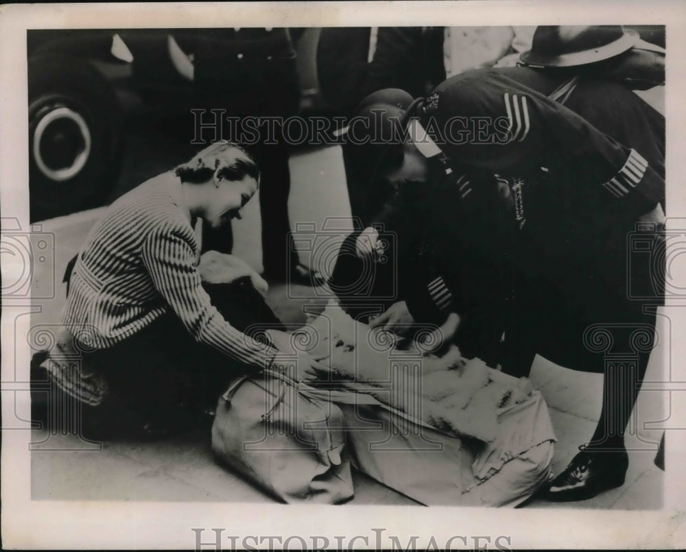 1940 Press Photo Policewoman Pauses To Admire Refugee Baby