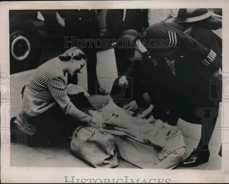Load image into Gallery viewer, 1940 Press Photo Policewoman Pauses To Admire Refugee Baby
