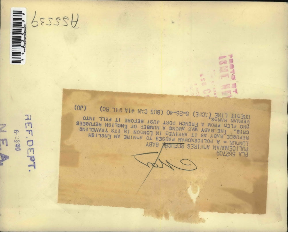 1940 Press Photo Policewoman Pauses To Admire Refugee Baby