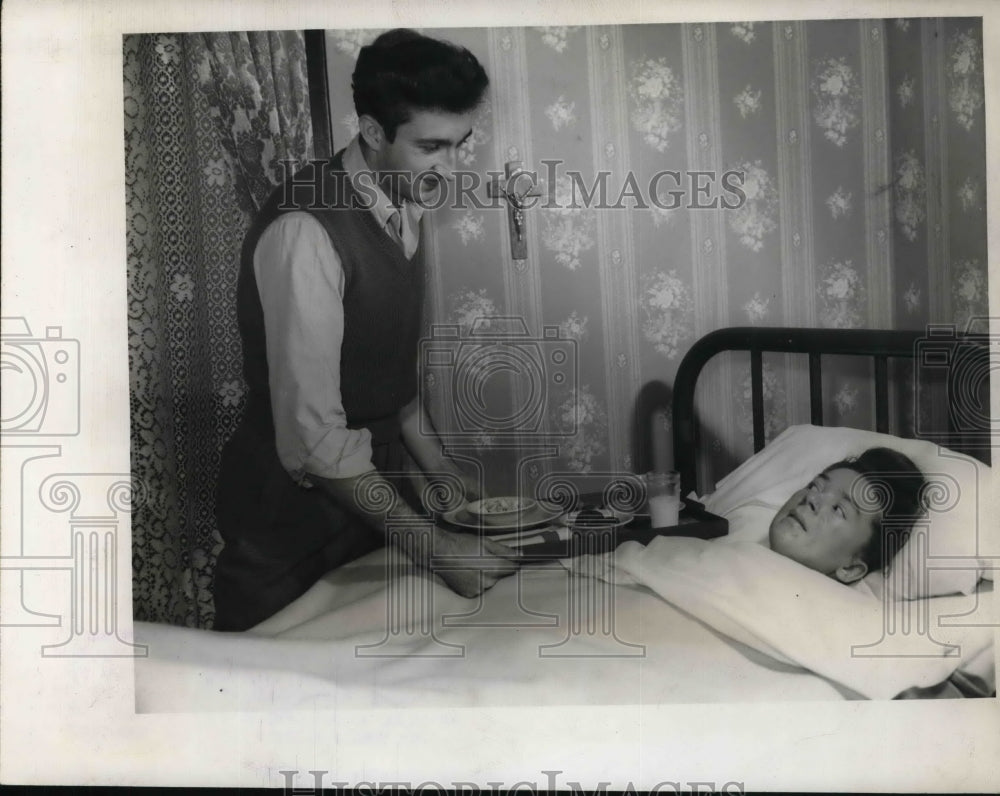 1945 Press Photo Rosemary Weglage Speaks With Younger Brother About Christmas