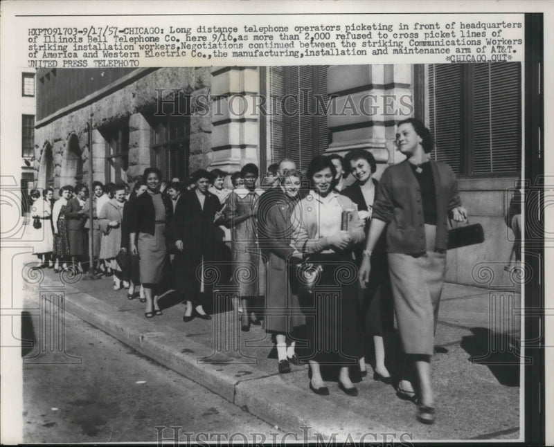 Load image into Gallery viewer, 1957 Press Photo More Than 2000 People on Strike At Illinois Bell
