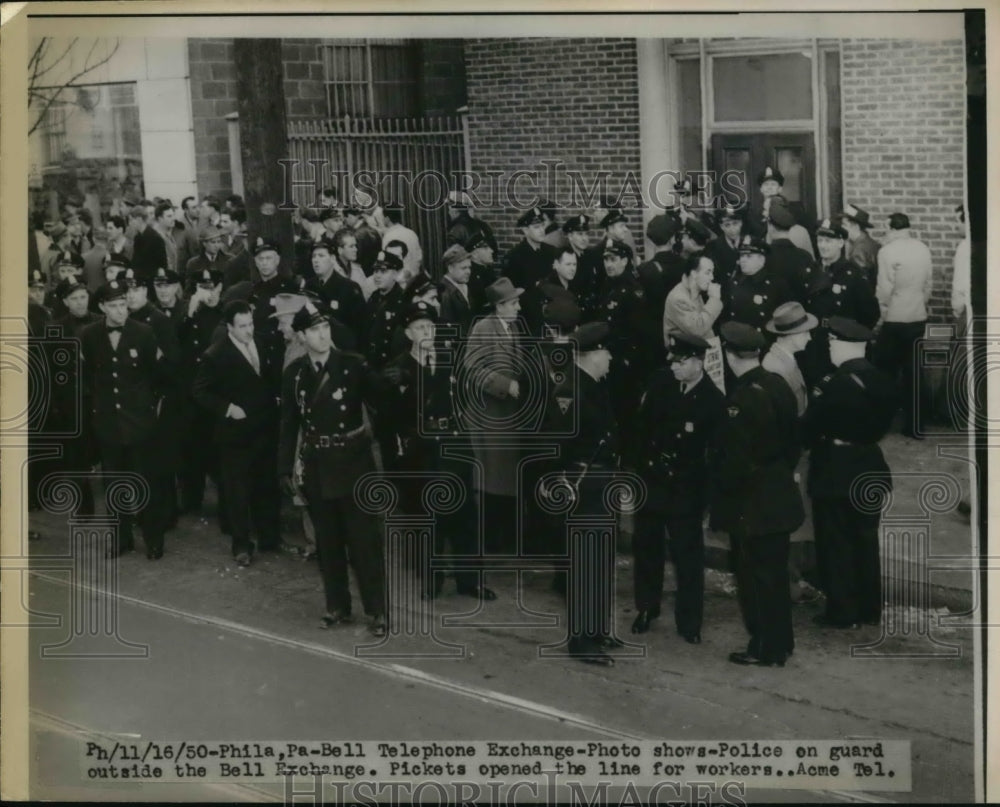 1950 Press Photo Police On Guard At The Bell Exchange