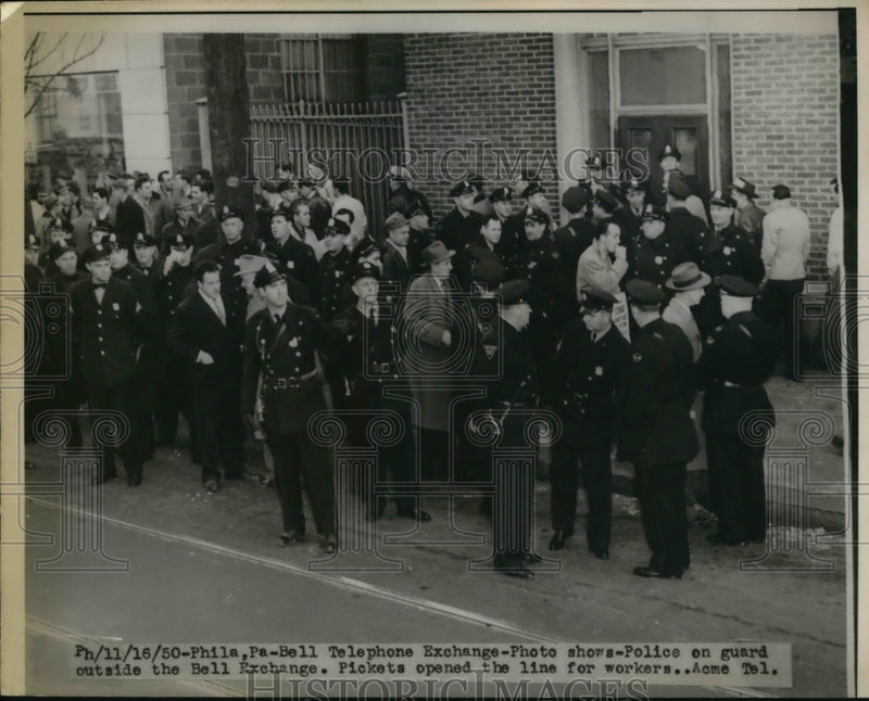 Load image into Gallery viewer, 1950 Press Photo Police On Guard At The Bell Exchange
