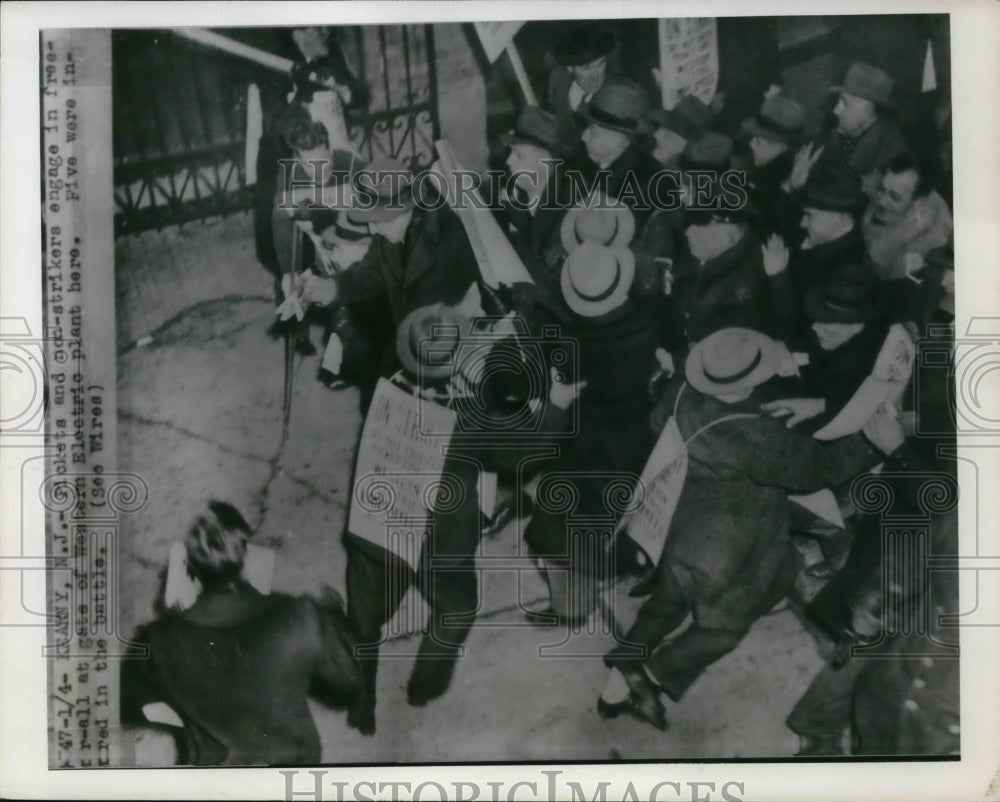 1946 Press Photo Picket at Western Electric Plant