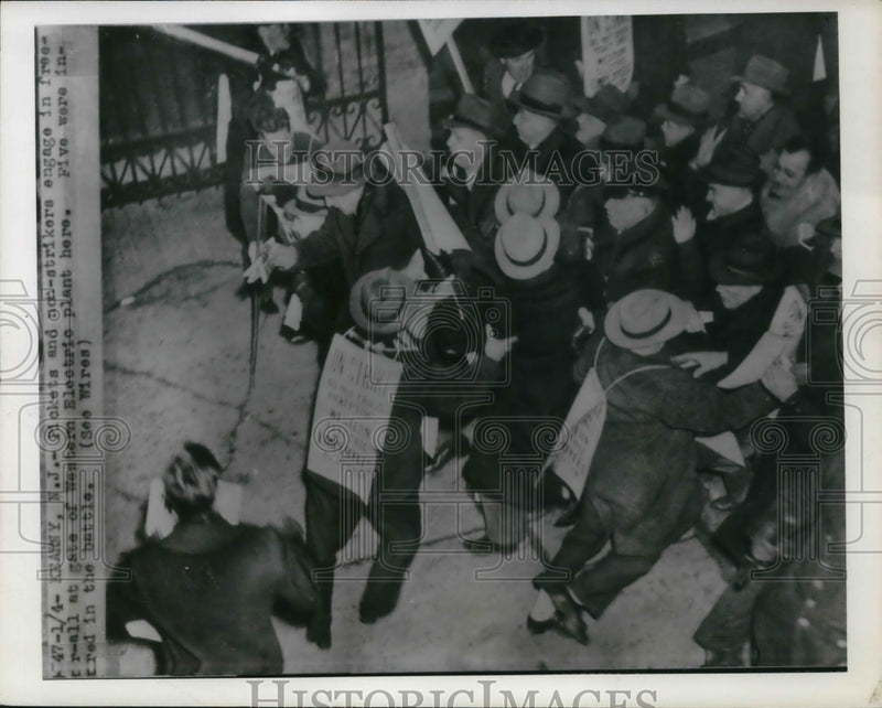 Load image into Gallery viewer, 1946 Press Photo Picket at Western Electric Plant
