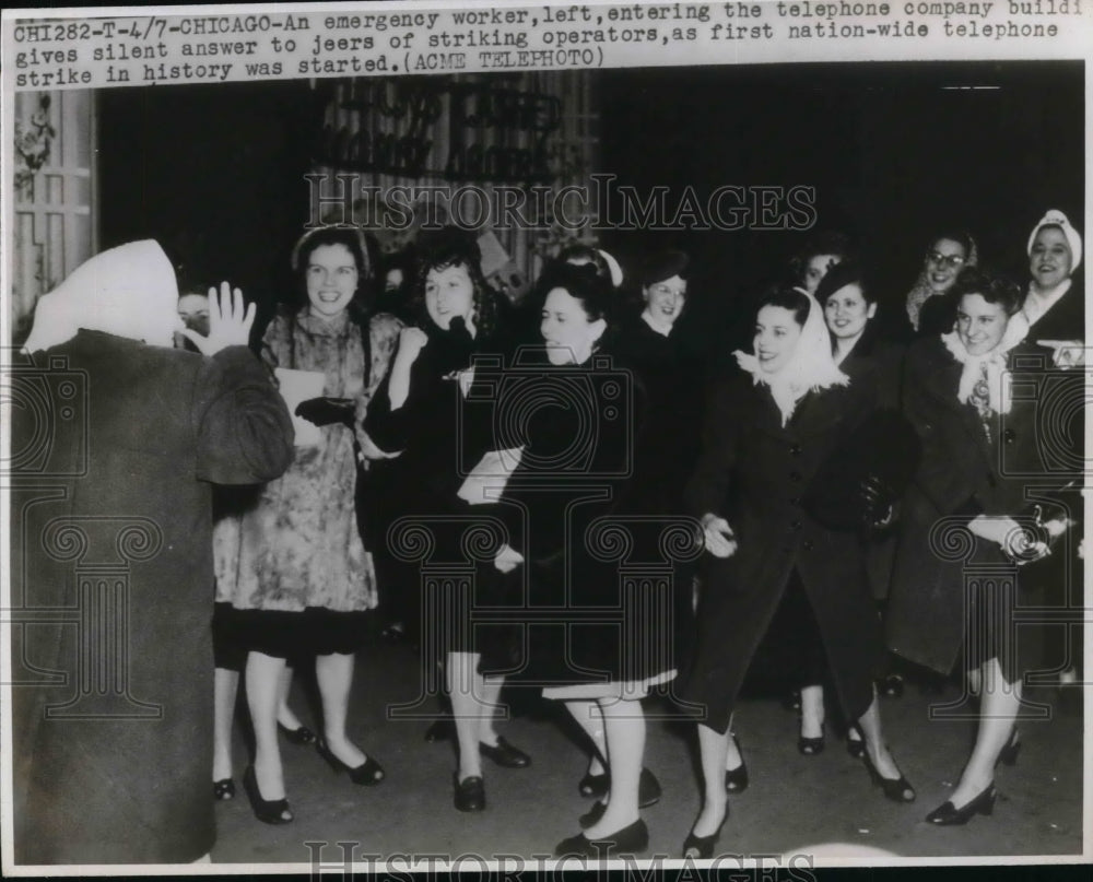 1947 Press Photo Emergency Worker gave silent answer to jeering strikers