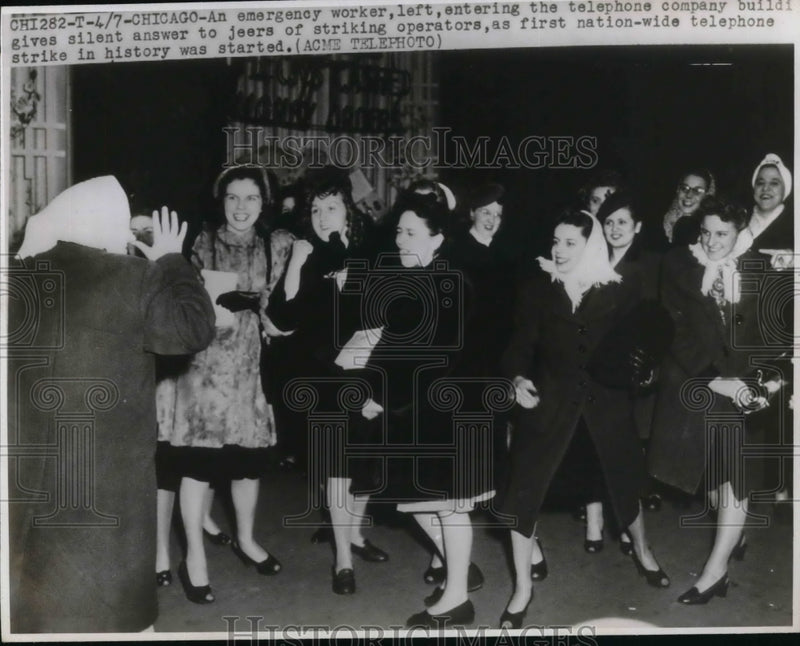 Load image into Gallery viewer, 1947 Press Photo Emergency Worker gave silent answer to jeering strikers
