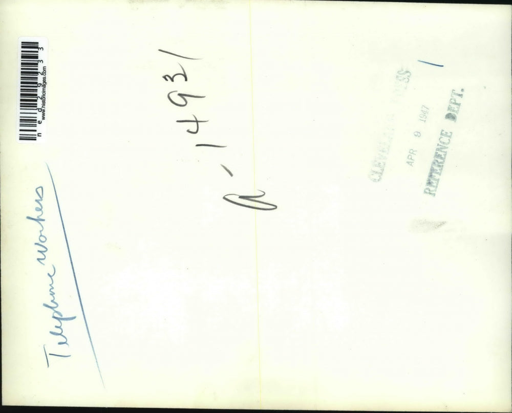 1947 Press Photo Emergency Worker gave silent answer to jeering strikers