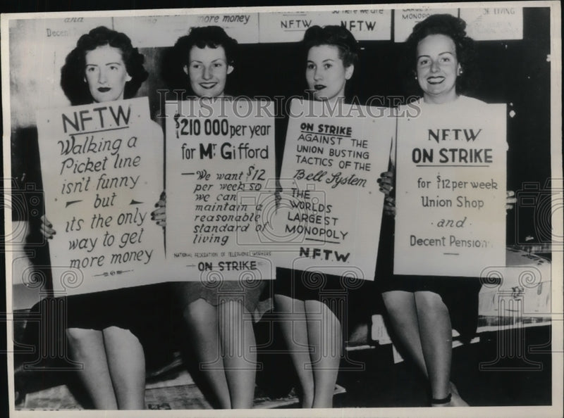 Load image into Gallery viewer, 1947 Press Photo Union Members Prepare Signs For Picketing Duty
