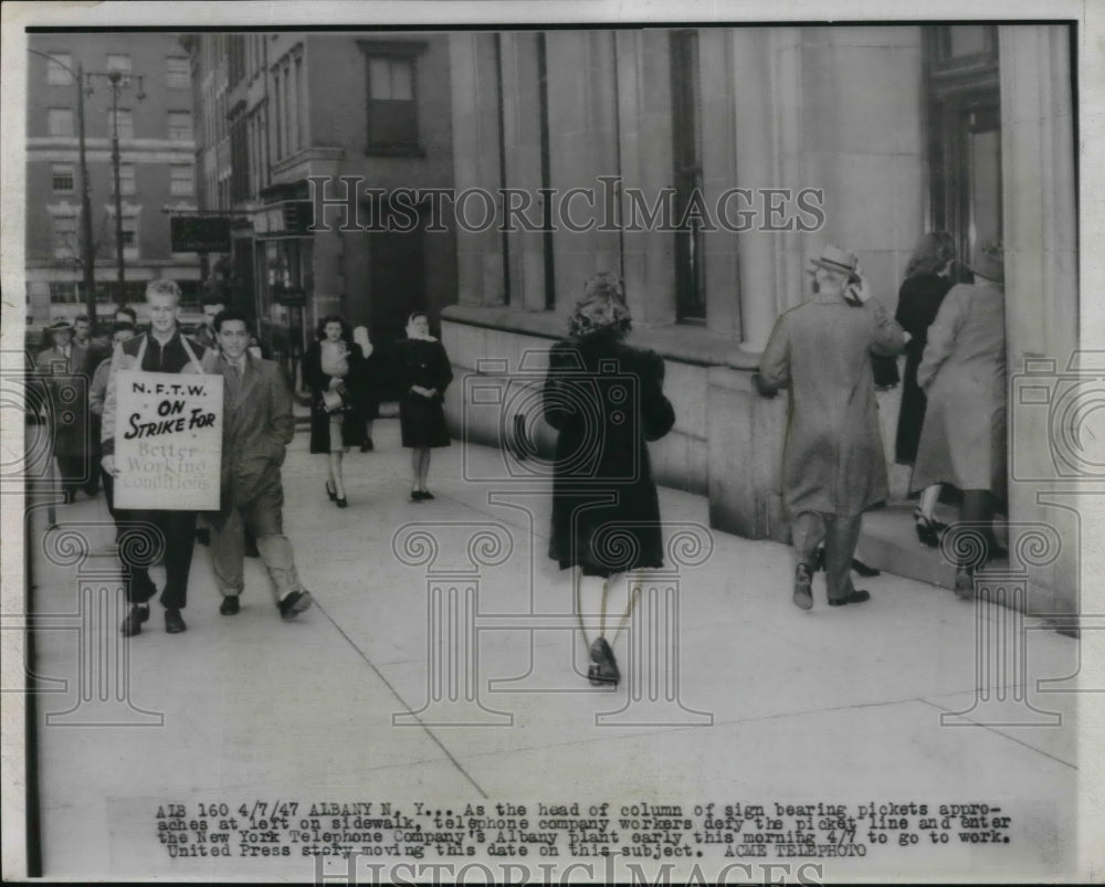 1947 Press Photo Telephone Company Defy Picket Signs And Go To Work Anyway