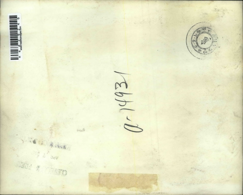 1947 Press Photo Telephone Company Defy Picket Signs And Go To Work Anyway