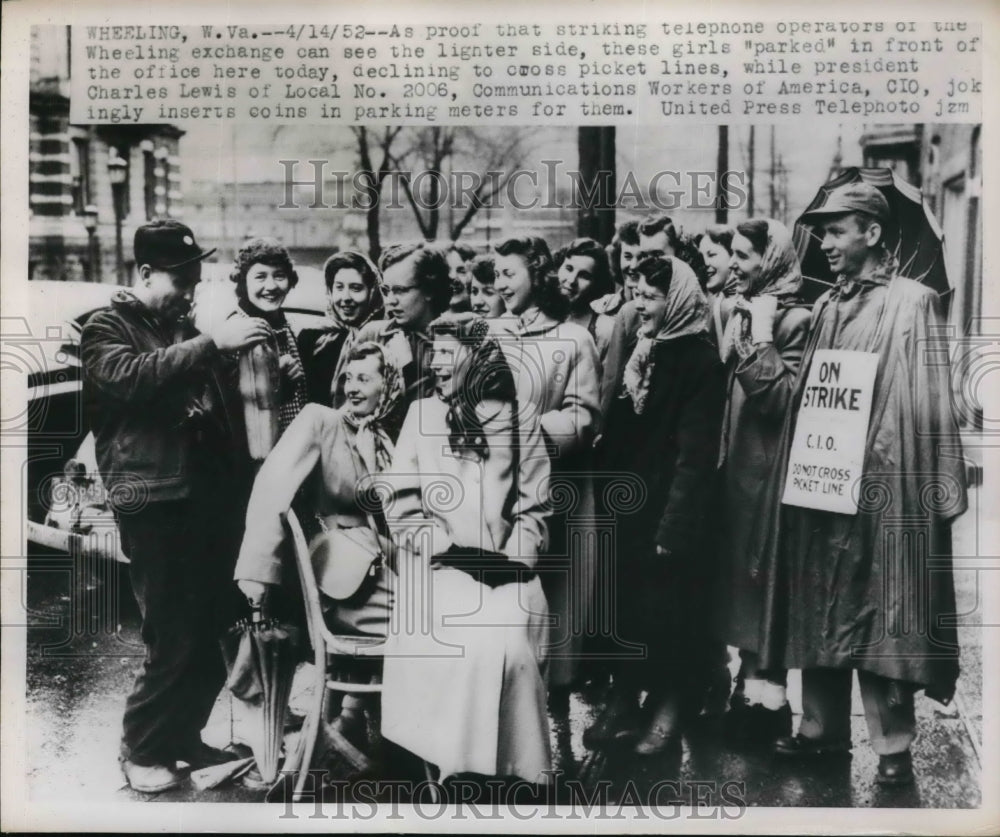 1952 Press Photo Charles Lewis Makes Jokes With Employees And Picketers