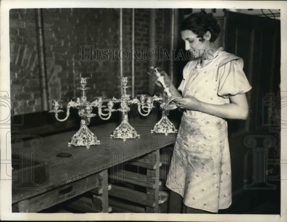 1935 Press Photo Irene Blanc Of Reed And Barton Silver Plant With Candle Holder