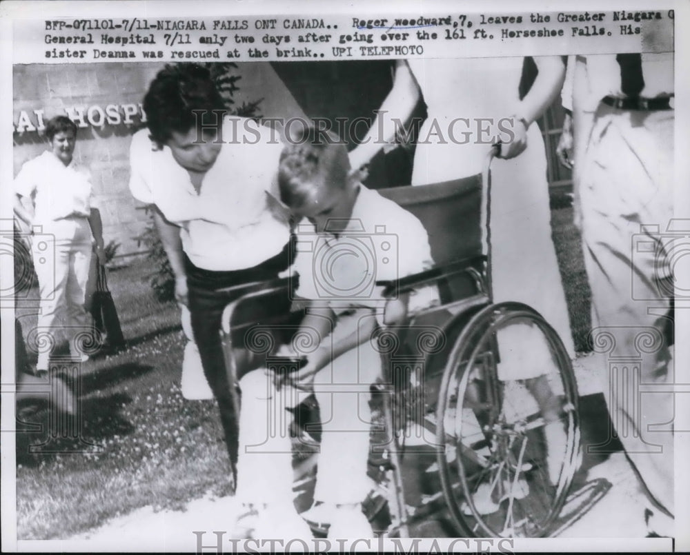 1960 Press Photo Roger Woodward Leaves Hospital Fall Horseshoe Falls Drop