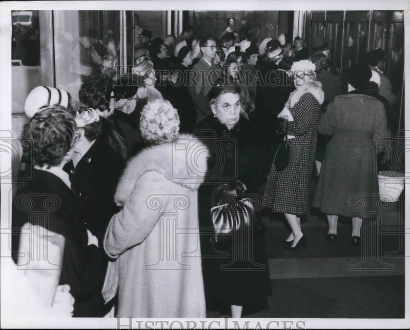 Load image into Gallery viewer, 1961 Press Photo Part of the crowd May's Waiting On Store To Open
