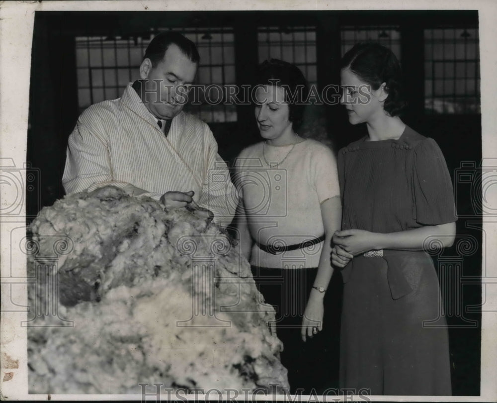 1939 Press Photo U.S. wool for British Queen, J. Frank Ling, wool expert for the