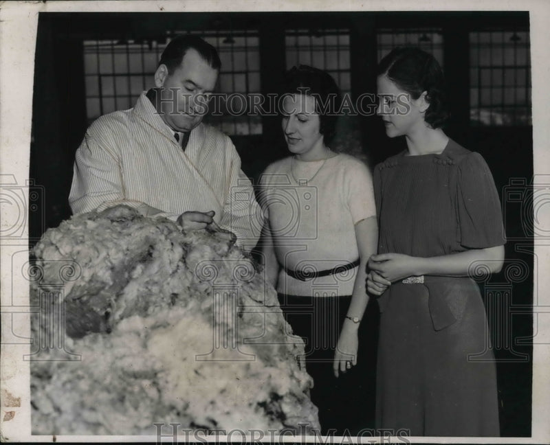 Load image into Gallery viewer, 1939 Press Photo U.S. wool for British Queen, J. Frank Ling, wool expert for the
