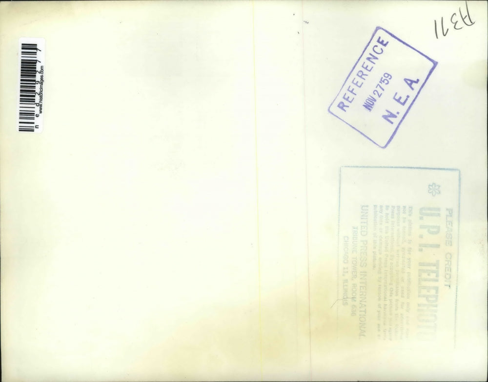 1959 Press Photo Bostonian Enjoys Warm Temp On The Seashore