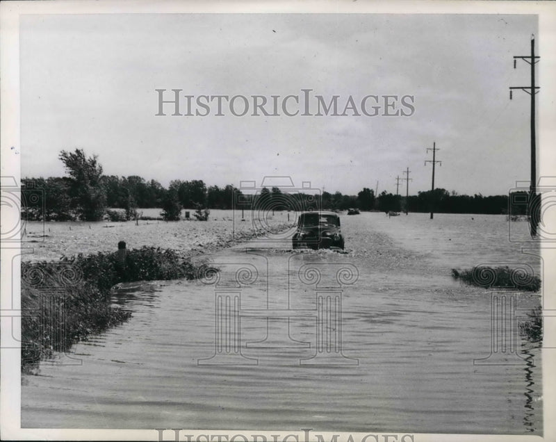 Load image into Gallery viewer, 1947 Press Photo Des Moines river flood waters covering highway
