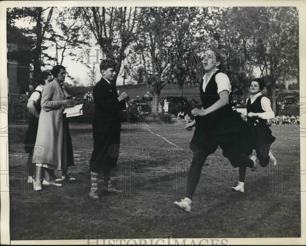 1934 Press Photo Saint Vincent College Field Day, Mary Rabkob, winning the