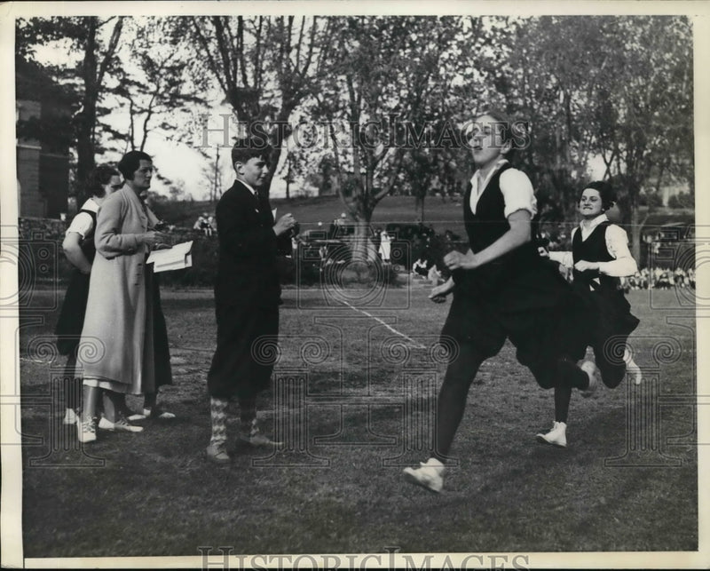 Load image into Gallery viewer, 1934 Press Photo Saint Vincent College Field Day, Mary Rabkob, winning the
