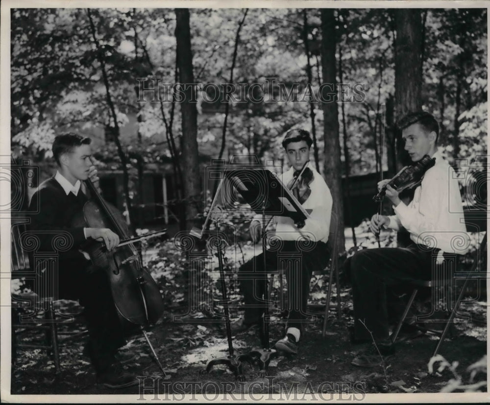 1953 Press Photo A string trio takes to the woods as Richard Osius.