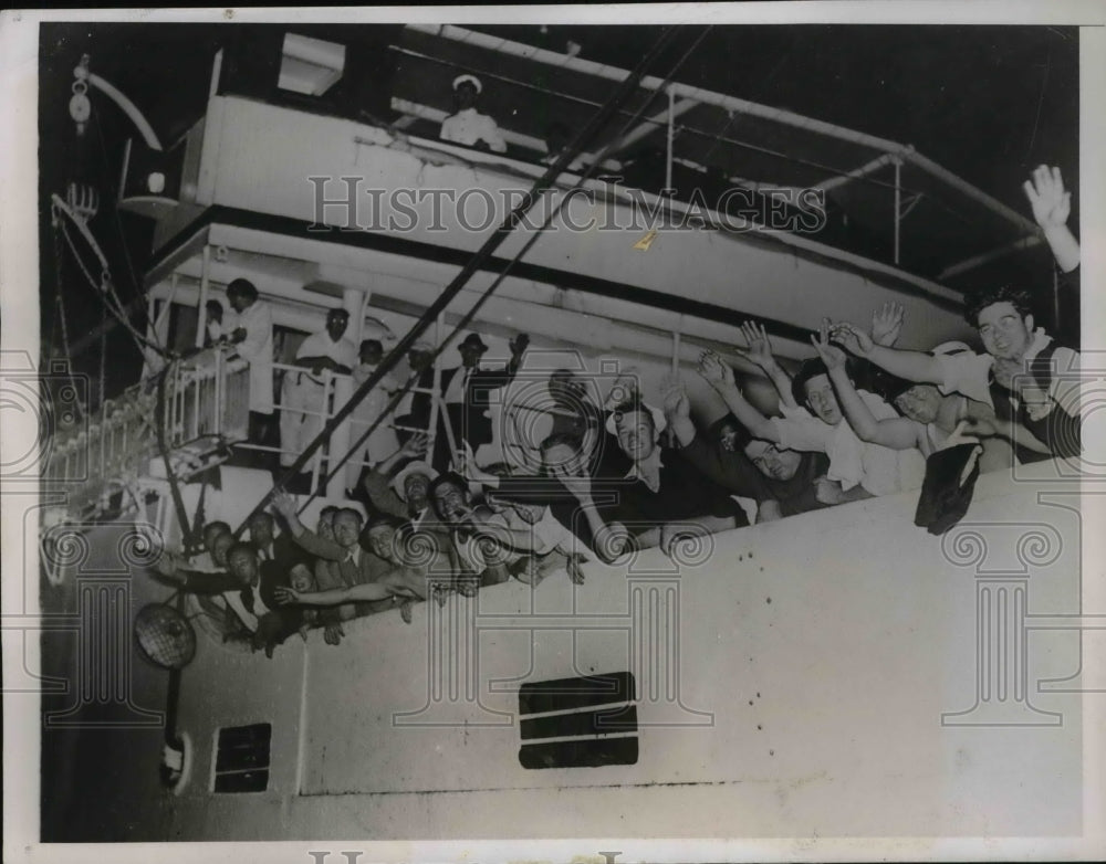 1935 Press Photo Members of the Crew of Marooned steamship Dixie