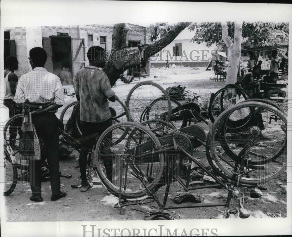 1970 Press Photo Bicycle Repair Shop In Nigeria