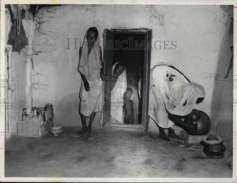 Load image into Gallery viewer, 1971 Press Photo Best House In Town Swept Clean
