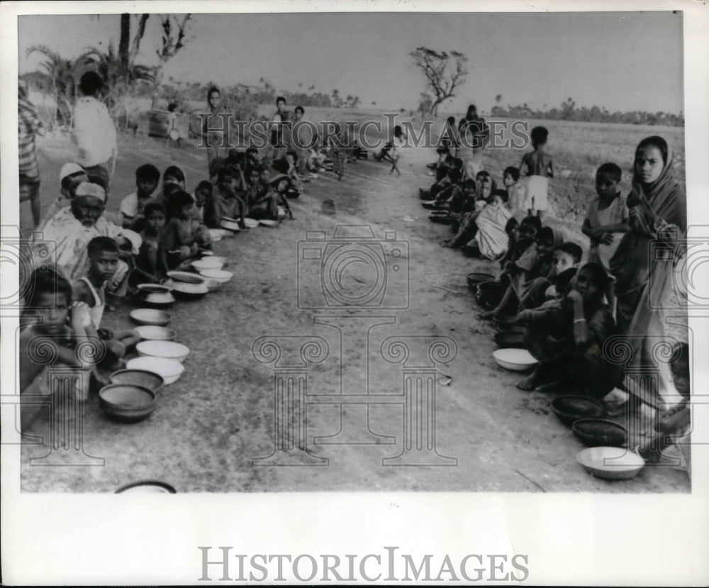 1970 Press Photo East Pakistan People Wait For Food From Government Relief